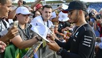 Britský jezdec formule 1 Lewis Hamilton dává autogramy fanouškům | na serveru Lidovky.cz | aktuální zprávy