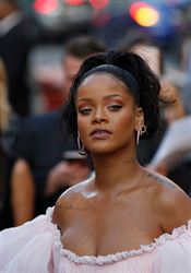 Zpěvačka Rihanna se sejde s Macronem. Lidé si ze setkání utahují Rihanna na premiéře Valerian a město tisíce planet. | na serveru Lidovky.cz | aktuální zprávy
