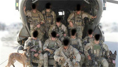 Písluníci britské speciální jednotky SAS ukazují fotky z akce na facebookové...