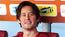 Tomáš Rosický pózuje na lavičce. | na serveru Lidovky.cz | aktuální zprávy