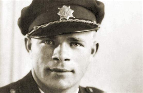 Josef Bryks jako eskoslovensk pilot.