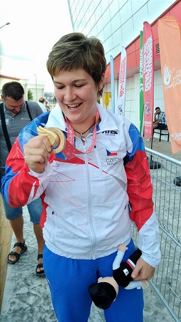 Lenka Matouková se svým zlatem z deaflympiády.