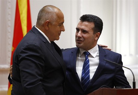 Bulharský premiér Borissov a jeho Makedonský protjek Zaev po podpisu dohody o...