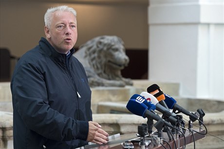 Ministr vnitra Milan Chovanec hovoí s novinái po jednání snmovní komise k...
