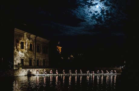 Divadlo Continuo - V kruhu. Svit msíce dodává vemu tém poetický nádech.