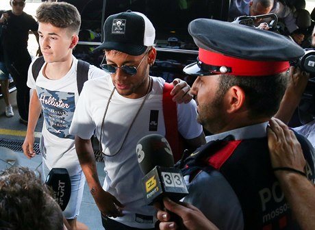 Brazilec Neymar se sthuje z Barcelony do Paíe. Jeho nákup je prý nesmyslný,