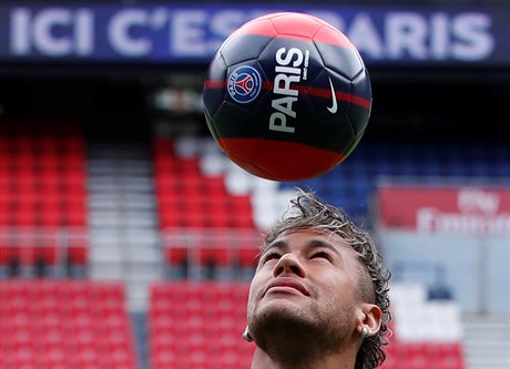Neymar ukazuje fotografm své onglérské schopnosti.