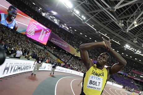 Usain Bolt na dálku gratuluje Justinu Gatlinovi.