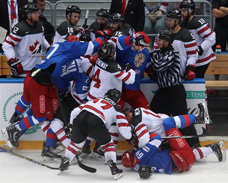 Hokejisté Kanady a Ruska se do sebe pustili v pti proti pti.