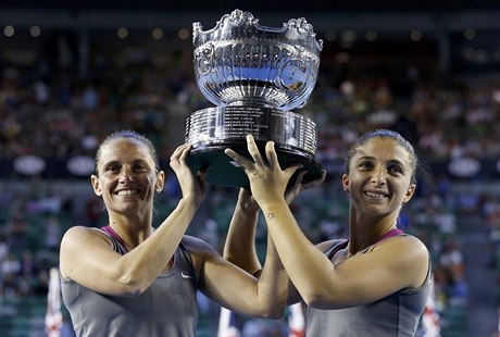 Italské tenistky Sara Erraniová (vpravo) a Roberta Vinciová s trofejí pro...