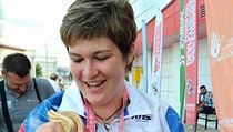 Lenka Matoušková se svým zlatem z deaflympiády. | na serveru Lidovky.cz | aktuální zprávy