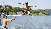 Kvůli vedru bylo plno i na koupalištích v Brně. | na serveru Lidovky.cz | aktuální zprávy