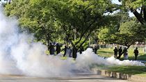 Venezuelsk hldka pouv slzn plyn proti tm, kdo se pokou piblit se...