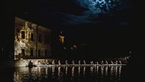 Divadlo Continuo - V kruhu. Svit měsíce dodává všemu téměř poetický nádech. | na serveru Lidovky.cz | aktuální zprávy