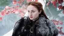 Sedm ada serilu Hra o trny: Sansa Stark (Sophie Turnerov).