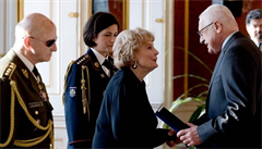 Trudie Bryksová s prezidentem Václavem Klausem.
