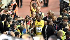Usain Bolt se jde pozdravit se svými fanouky.