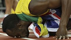 Usain Bolt se louí se svou oblíbenou stovkou závreným polibkem tartanu.