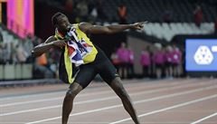 Usain Bolt neopomnl pozdravit své fanouky svým tradiním gestem.