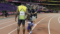 Justin Gatlin se sklání ped Usainem Boltem.