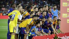 Fotbalisté Barcelony se radují ze zisku trofeje Joana Gampera.