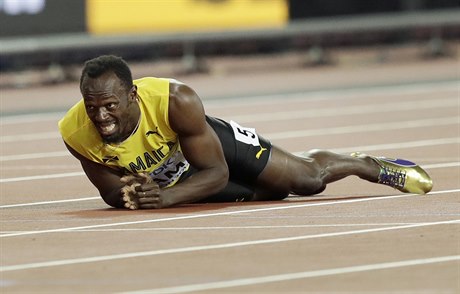 Usain Bolt na kolenou. Tak se louil se závodní scénou.