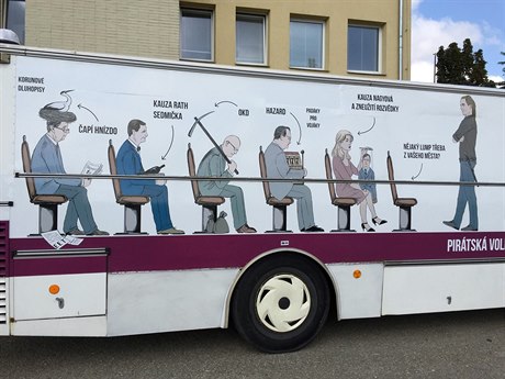 Piráti vyrazili do voleb s "vzeským autobusem"