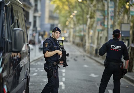 Ozbrojení policisté stráí Barcelonu v reakci na tvrtení útok.
