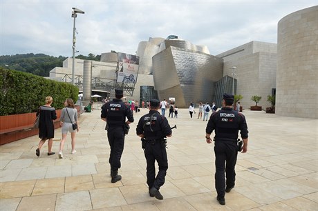 Policejní hlídka u Guggenheimova muzea v Bilbau