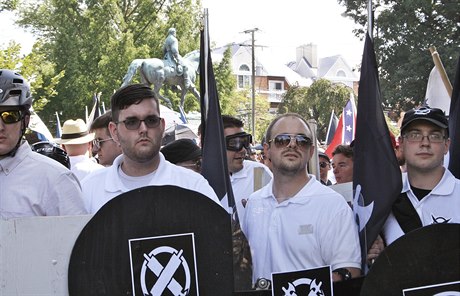 James Alex Fields (druhý zleva) na sjezdu hnutí bloských extremist Vanguard...