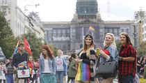 Tři účastnice pochodu Prague Pride na Václavském náměstí, kde vše začíná. | na serveru Lidovky.cz | aktuální zprávy