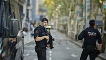 Ozbrojení policisté stráží Barcelonu v reakci na čtvrteční útok. | na serveru Lidovky.cz | aktuální zprávy