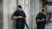 Las Ramblas hlídají ozbrojení policisté. | na serveru Lidovky.cz | aktuální zprávy