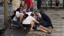 Kolemjdoucí pomáhají ženě, která byla zraněna při útoku. | na serveru Lidovky.cz | aktuální zprávy