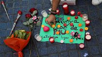 Lidé pokládají v místech útoku svíčky, na ulici Las Ramblas v Barceloně. Na... | na serveru Lidovky.cz | aktuální zprávy