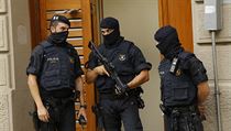 Policisté během razií ve městě Ripoll severně od Barcelony. | na serveru Lidovky.cz | aktuální zprávy
