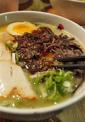 Lokty u sebe a společné srkání. To je Totto Ramen v New Yorku Kuřecí ramen s miso pastou | na serveru Lidovky.cz | aktuální zprávy