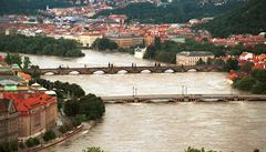 Letecký snímek Mánesova a Karlova mostu pi povodních v roce 2002.
