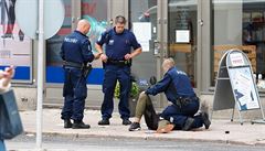 Policie obklopuje podezelého na zemi ve mst Turku, kde útoník pobodal...