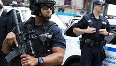 lenové protiteroristické jednotky NYPD v cenntru New Yorku na Times Square....