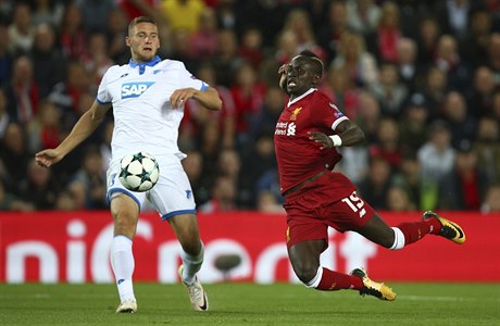 4. pedkolo Ligy mistr Liverpool vs. Hoffenheim: domácí Sadio Mane (vpravo) v...