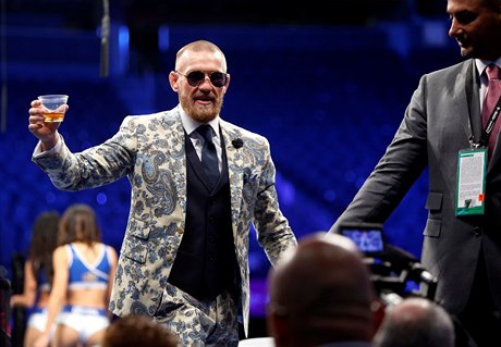 Conor McGregor zaal slavit u na tiskové konferenci po své poráce od Floyda...