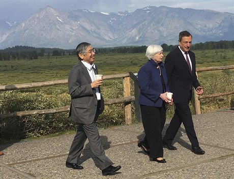 éfka Fedu Janet Yellenová se baví s  talks with Mario Draghi, prezidentem...