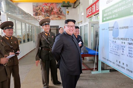 Severokorejský vdce Kim ong-un pi návtv Akademie obranných studií s...