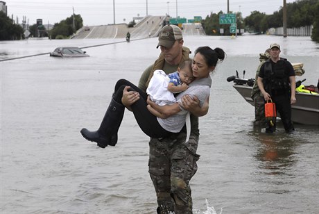 Normáln dstojník houstonské policejní zásahové jednotky Daryl Hudeck zatýká...