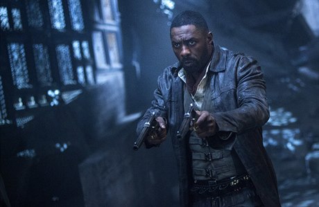 Snímek Temná v. Idris Elba jako Roland Deschain z Gileadu.