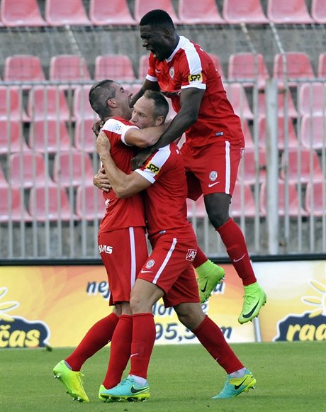 Jan Polák z Brna (uprosted) se raduje se spoluhrái z gólu na 1:0.