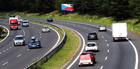 Billboard s eskou vlajkou u dálnice D5 u Berouna.