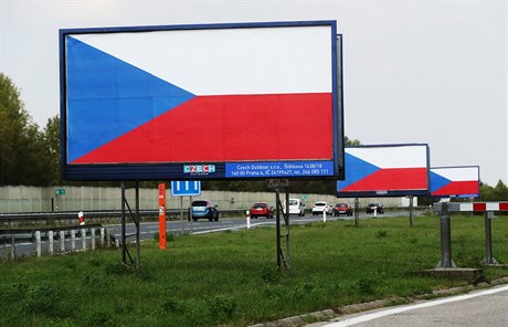 Billboard s eskou vlajkou u dálnice D5 u Berouna.