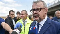 Ministr dopravy Dan ok pi slavnostnm oteven seku dlnice D11 Osiky -...